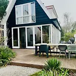 Rustige Luxe Vrijstaande In Weelderig Groene Tuin Villa *