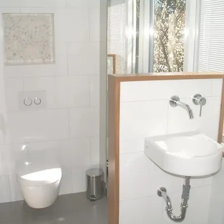 Rustige Luxe Vrijstaande In Weelderig Groene Tuin Villa *