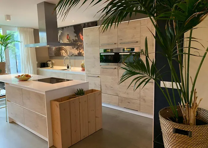 Rustige Luxe Vrijstaande In Weelderig Groene Tuin