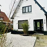 Rustige Luxe Vrijstaande In Weelderig Groene Tuin Villa Bergen