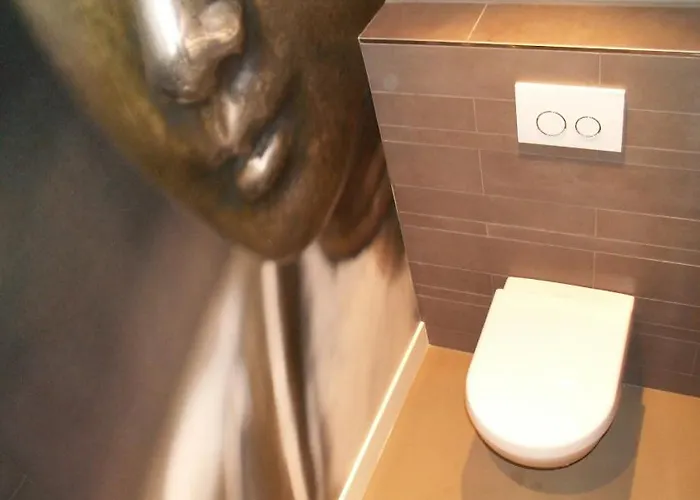 Rustige Luxe Vrijstaande In Weelderig Groene Tuin Villa *