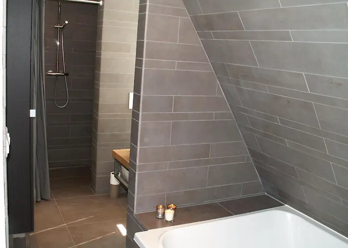 Rustige Luxe Vrijstaande In Weelderig Groene Tuin Villa *